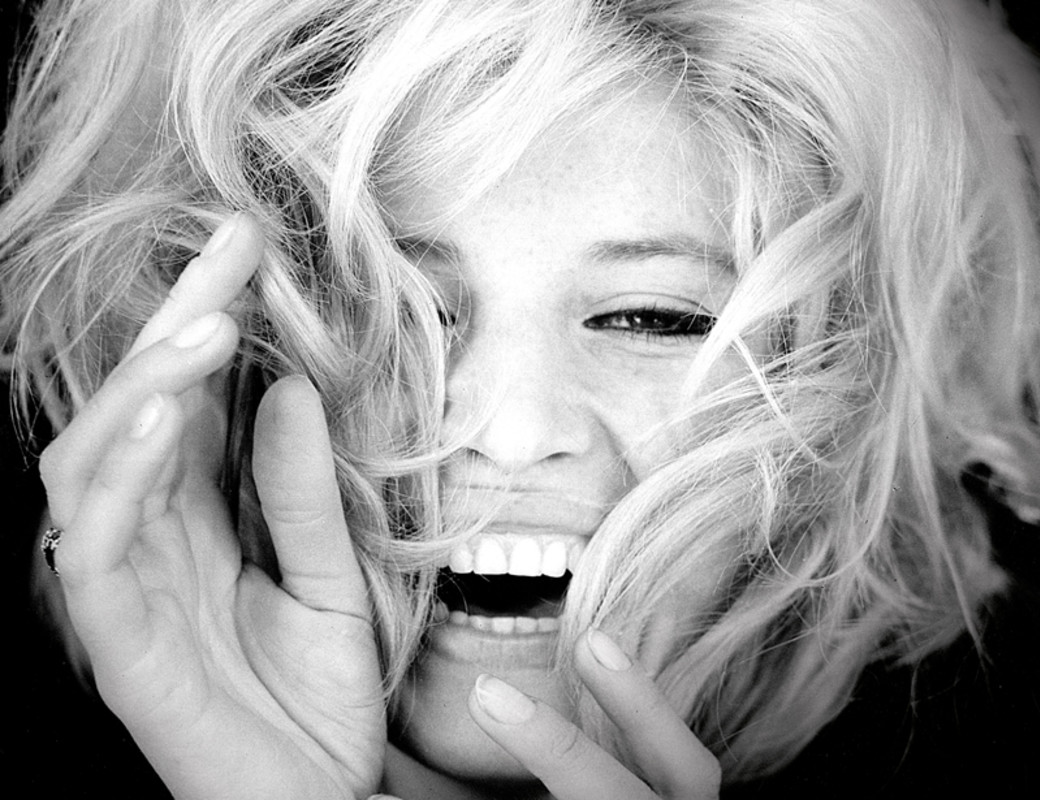 Monica Vitti. Monica Vitti (Roma, 3 novembre 1931 - Roma, 2 febbraio 2022), attrice, è stata un punto di riferimento femminile della commedia italiana. Qui, un suo iconico ritratto di Pierluigi Praturlon, 1969