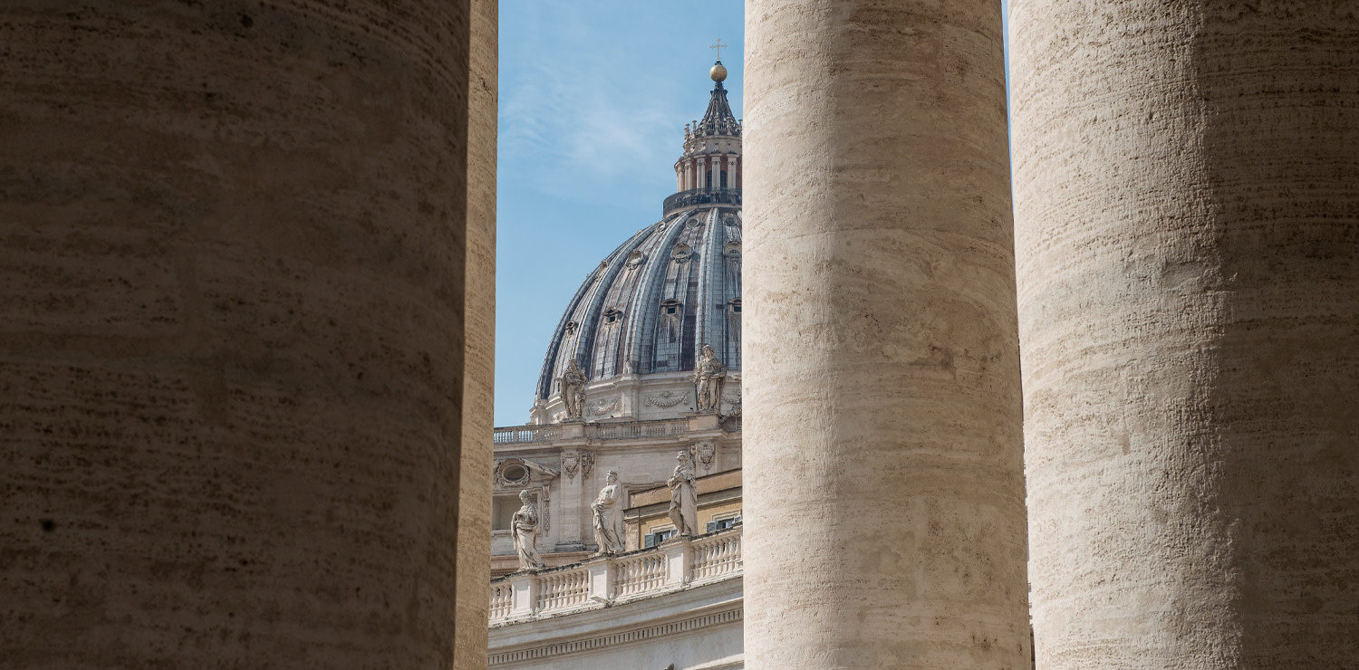 Colonnato di San Pietro con vista sulla Basilica (ph. Valentina Stefanelli)